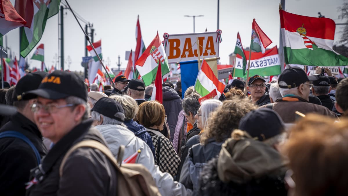 Ihmisiä marssimassa Budapestissa vaalien alla 2022