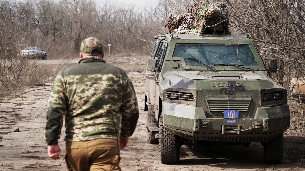 Sota-ajoneuvo on rakennettu Ukrainassa. Toyota Landcruiseriin on asennettu panssarointi ja asennettu ase. 