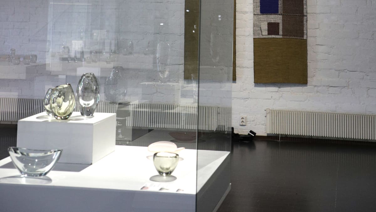 Lasia ja tekstiiliä yhdistävä näyttely lasimuseossa