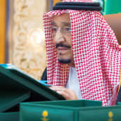 Saudi-Arabian kuningas Salman toimistossaan sairaalassa Riadissa.