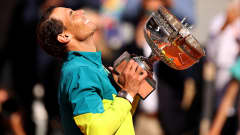 Rafael Nadal juhlii Ranskan avointen voittoa pokaalin kanssa.