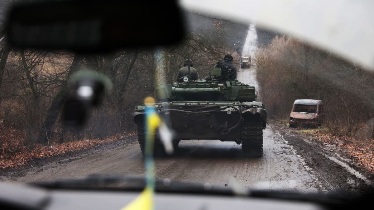 Ukrainalainen panssarivaunu takana ajavasta autosta kuvattuna.
