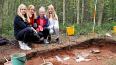 Elimäen yhtenäiskoulun kahdeksasluokkalaisia Ruskiasuon kivikautisen asuinpaikan arkeologisella kaivauksella