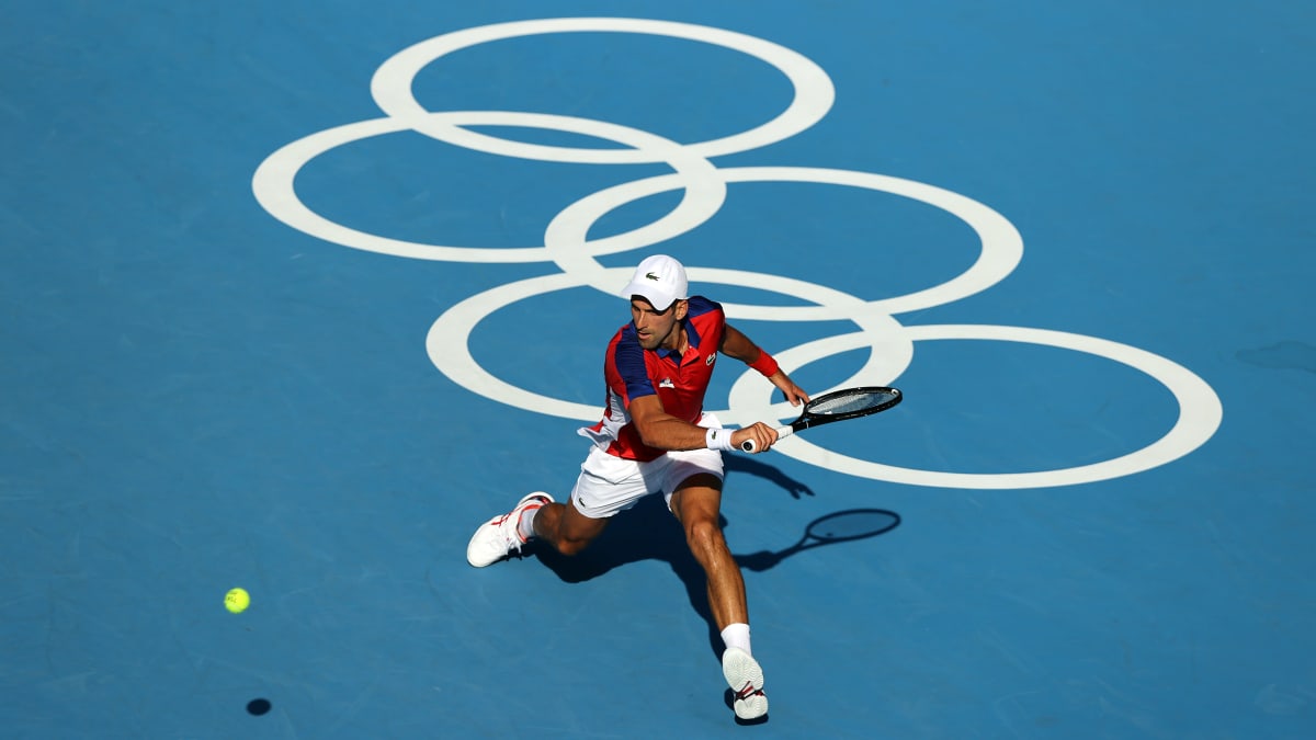 Novak Djokovic lyö palloa