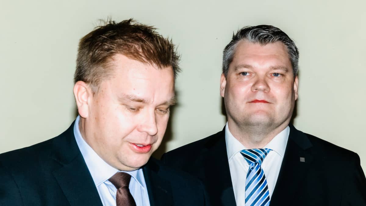 Antti Kaikkonen ja Mikko Savola tiedotustilaisuudessa.