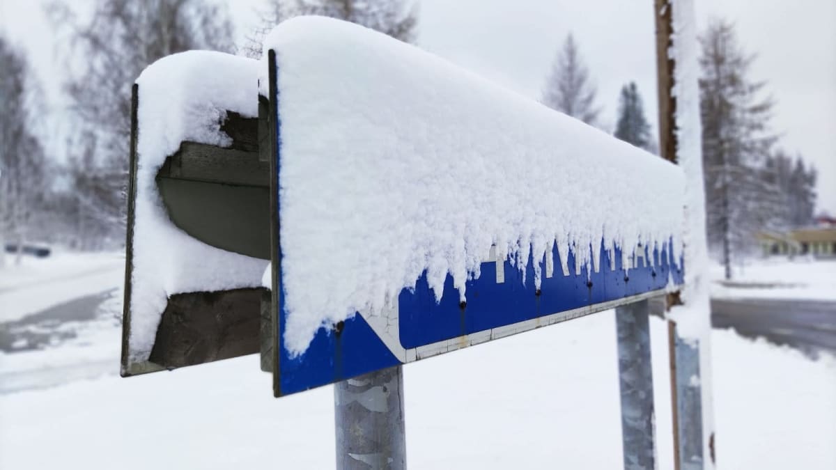 Lumen peittämä tienviitta Joensuun Uimaharjussa.