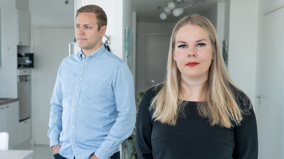 Alviina kotonaan, taustalla Jaakko.