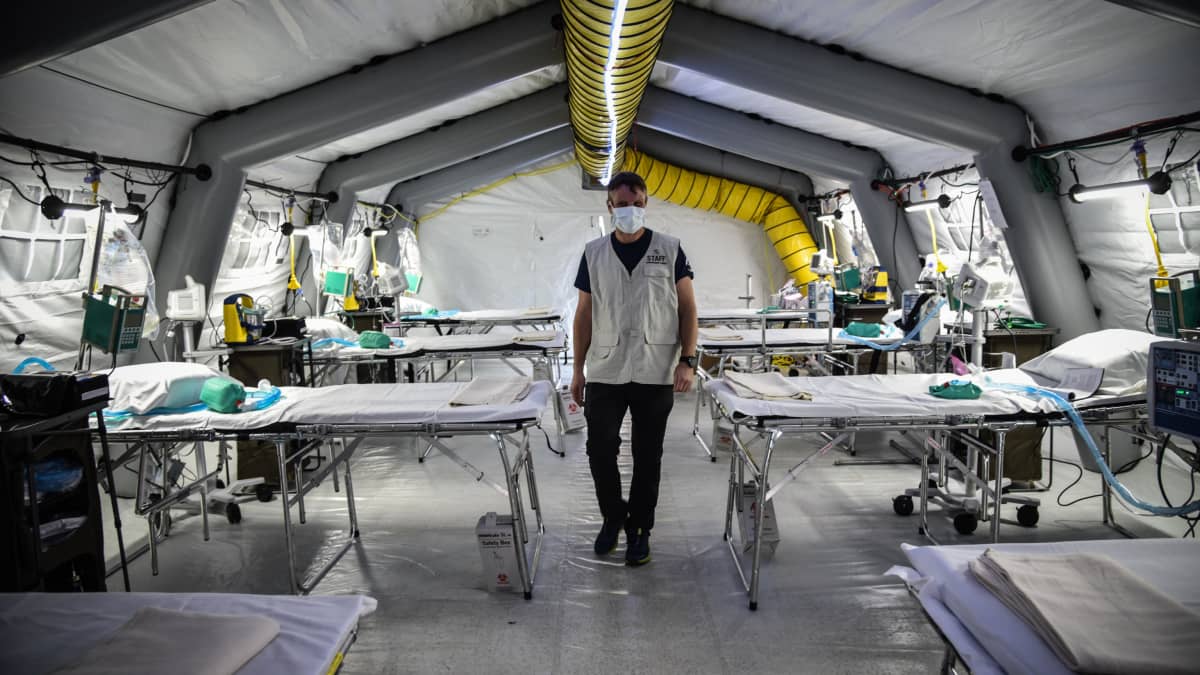 Cremonassa, Italiassa amerikkalainen kansalaisjärjestö pystytti teltta-teho-osaston sairaalan edustalle helpottamaan koronapotilaiden hoitoa. Teltta oli perjantaina lähes valmis vastaanottamaan potilaita.