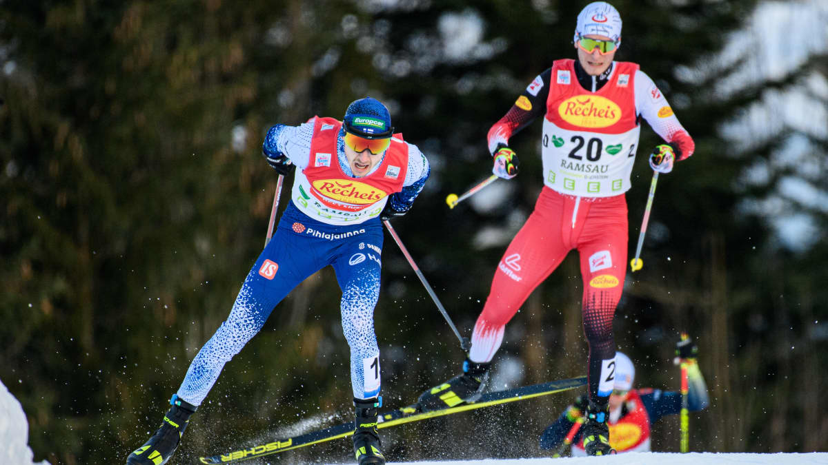 Yhdistetyn Ilkka Herola hiihtää Ramsaun maailmancupissa 18.12.2021 perässään Itävallan Martin Fritz.