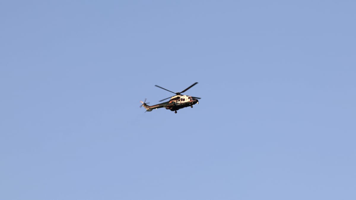 Rajavartioston helikopteri ilmassa.