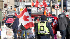 Mielenosoittajat tukkivat katua Kanadan pääkaupungissa Ottawassa sunnuntaina.