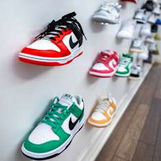 Myytävänä olevia lenkkareita Sneakers in Finland myymälän seinällä.