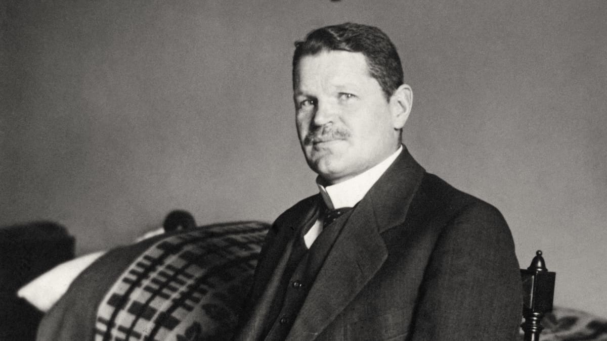 Bruno Jalander punakaartin vankina lääninvankilassa 1917. Istuu pöydän ääressä.