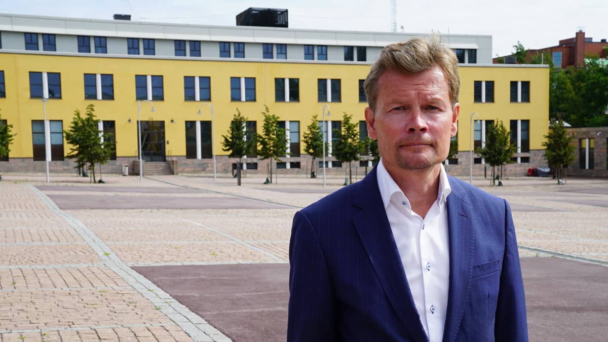 Mikael Antell, suurlähettiläs, poliittisen osaston apulaisosastopäällikkö, ulkoministeriö, DCA-sopimuksen pääneuvottelija katsoo kameraan taustanaan ulkomisteriön rakennus Katajanokalla.