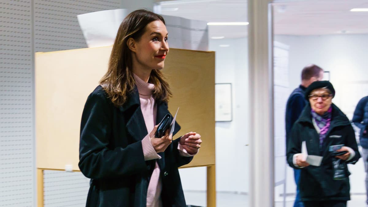 Sanna Marin äänesti Tampereella pääkirjasto Metson äänestyspaikalla.