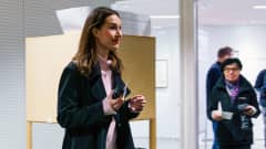 Sanna Marin äänesti Tampereella pääkirjasto Metson äänestyspaikalla.