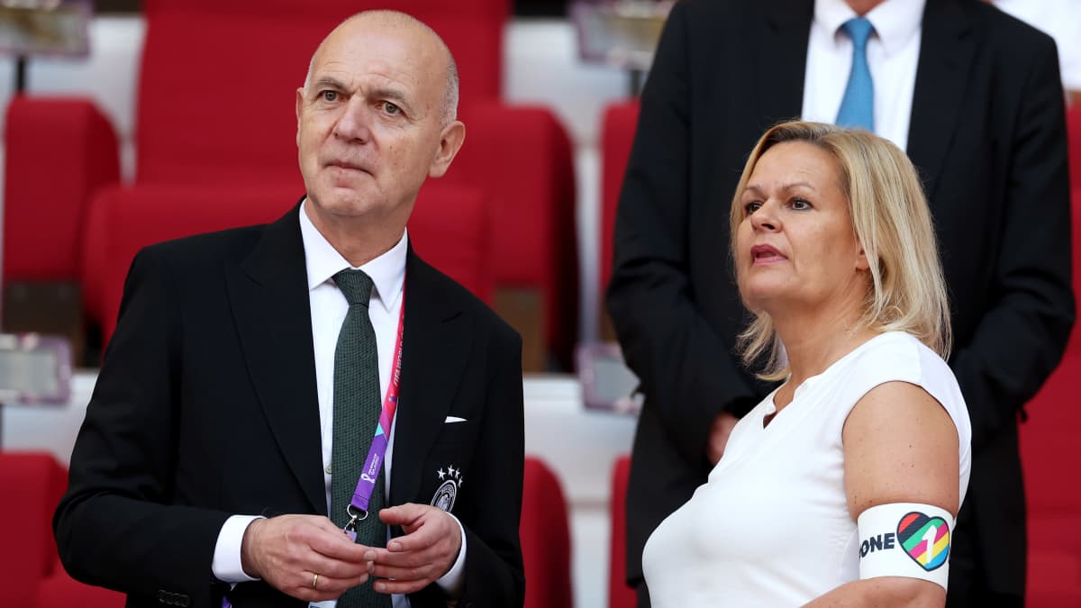 Saksan jalkapalloliiton puheenjohtaja Bernd Neuendorf (vas.) ja Saksan liittovaltion sisä- ja yhteisöministeri Nancy Faeser.