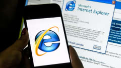 Internet Explorer -verkkoselain kuvituskuvituskuvassa tietokoneen näytöllä. Edessä puhelin, jossa selaimen logo.