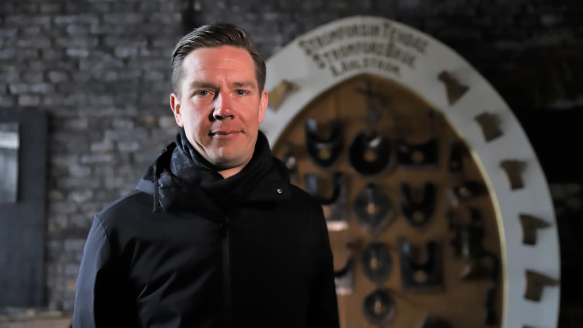 Strömforsin Yrityspuiston toimitusjohtaja Aleksi Uusitalo Strömforsin ruukin pajamuseolla.