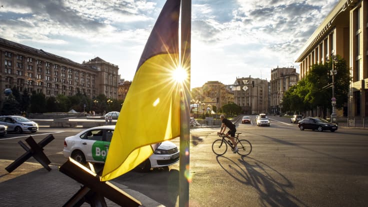 Kiova leijailee sodan ja rauhan välissä