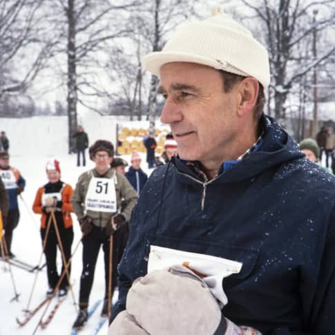 Pääministeri, Suomen Pankin pääjohtaja Mauno Koivisto hiihtämässä vuonna 1979.