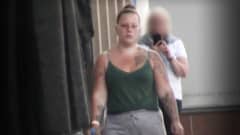 Kaappaus videokuvasta, jossa vakuutusetsivä kävelee Sofia Tuomen takana ja kuvaa kännykällä. Vakuutusetsivän kasvot on sumennettu.