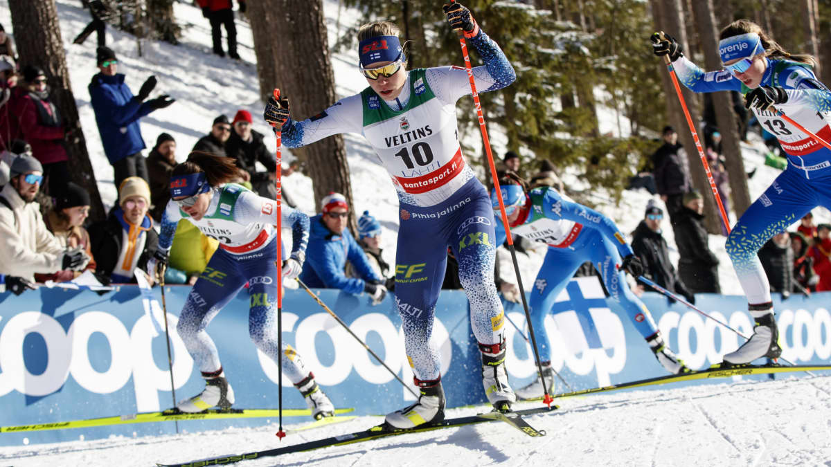 Jasmi Joensuu ja Katri Lylynperä hiihtävät vapaalla hiihtotavalla Lahdessa.