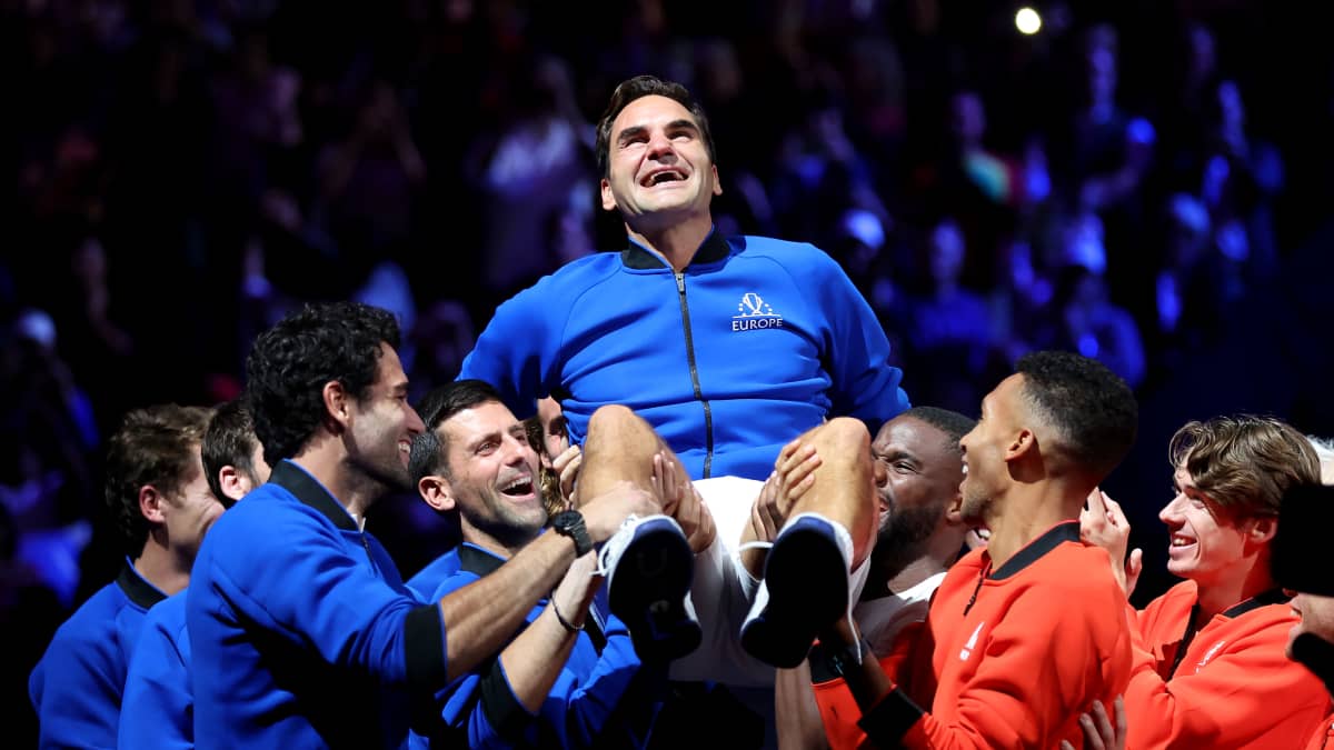 Federer nostettiin ylös juhlinnan aikana. 