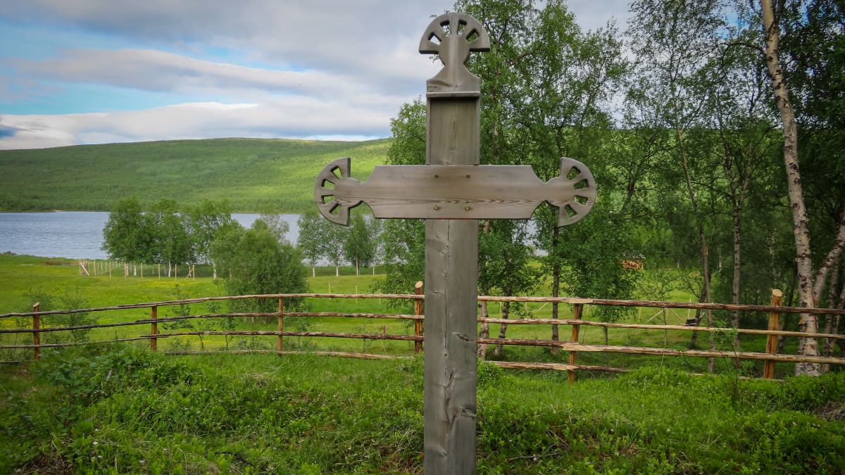 Puinen muistomerkki, risti Utsjoen vanhalla hautausmaalla.