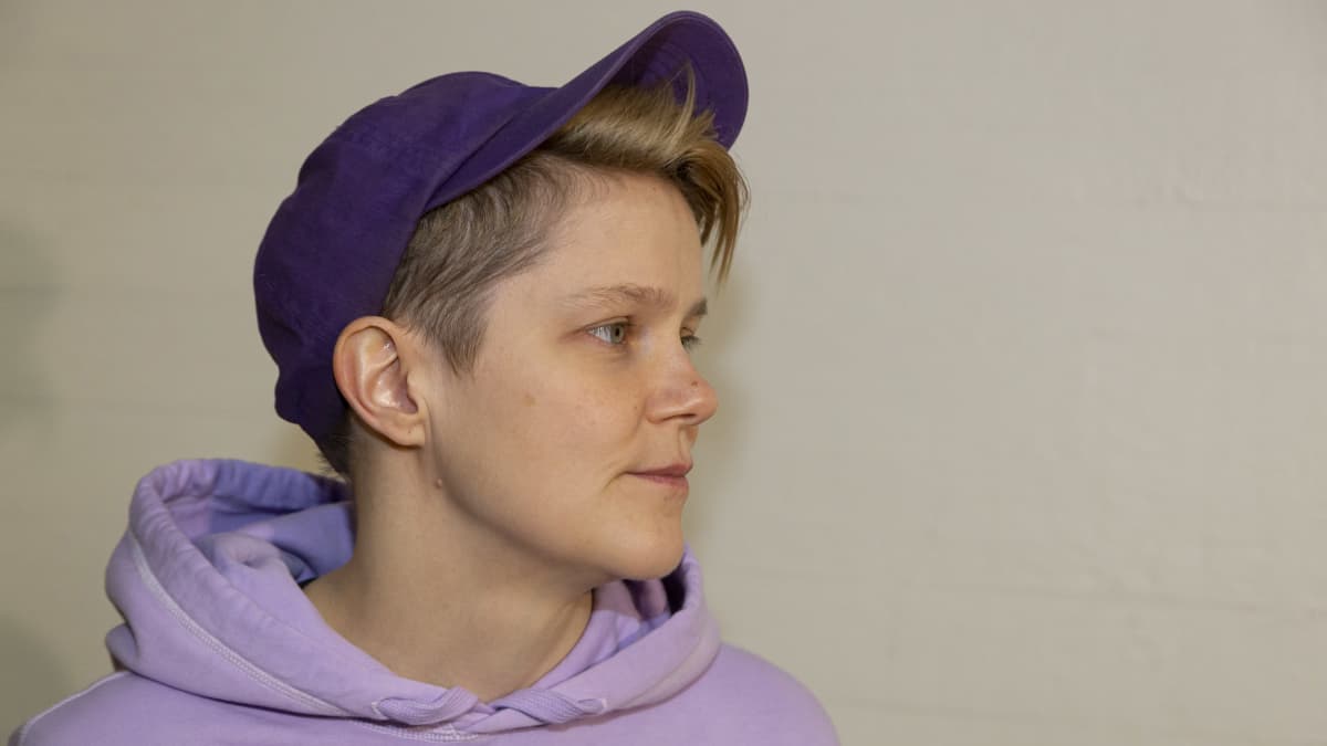 Saksofonisti Linda Fredriksson puolilähikuvassa, katsoo oikealle.