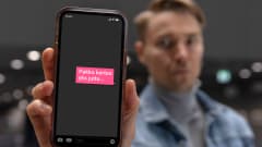 Kuvassa toimittaja Mikko Pienipaavola näyttää kännykkää, jonka näytöllä lukee: Pakko kertoo yks juttu.