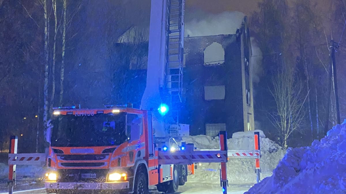 Pelastuslaitoksen nostolavakalustoa savuavan taloraunion vieressä Riihimäellä.