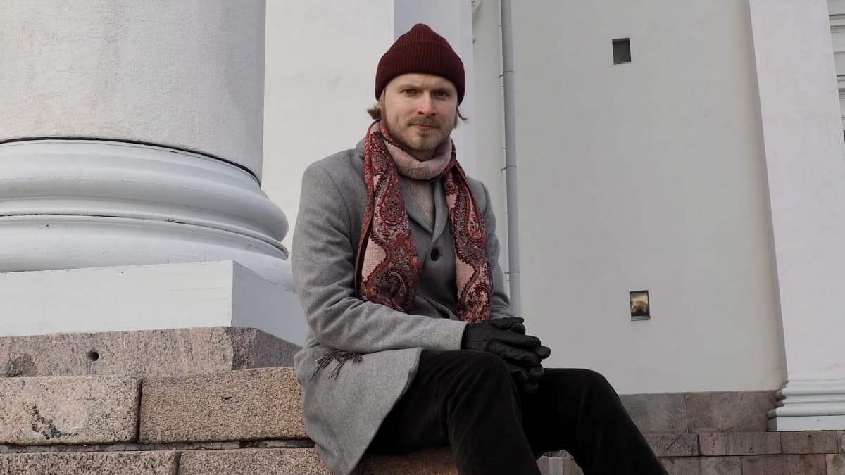 Konsta Kolehmainen istuu Helsingin tuomiokirkon portailla.