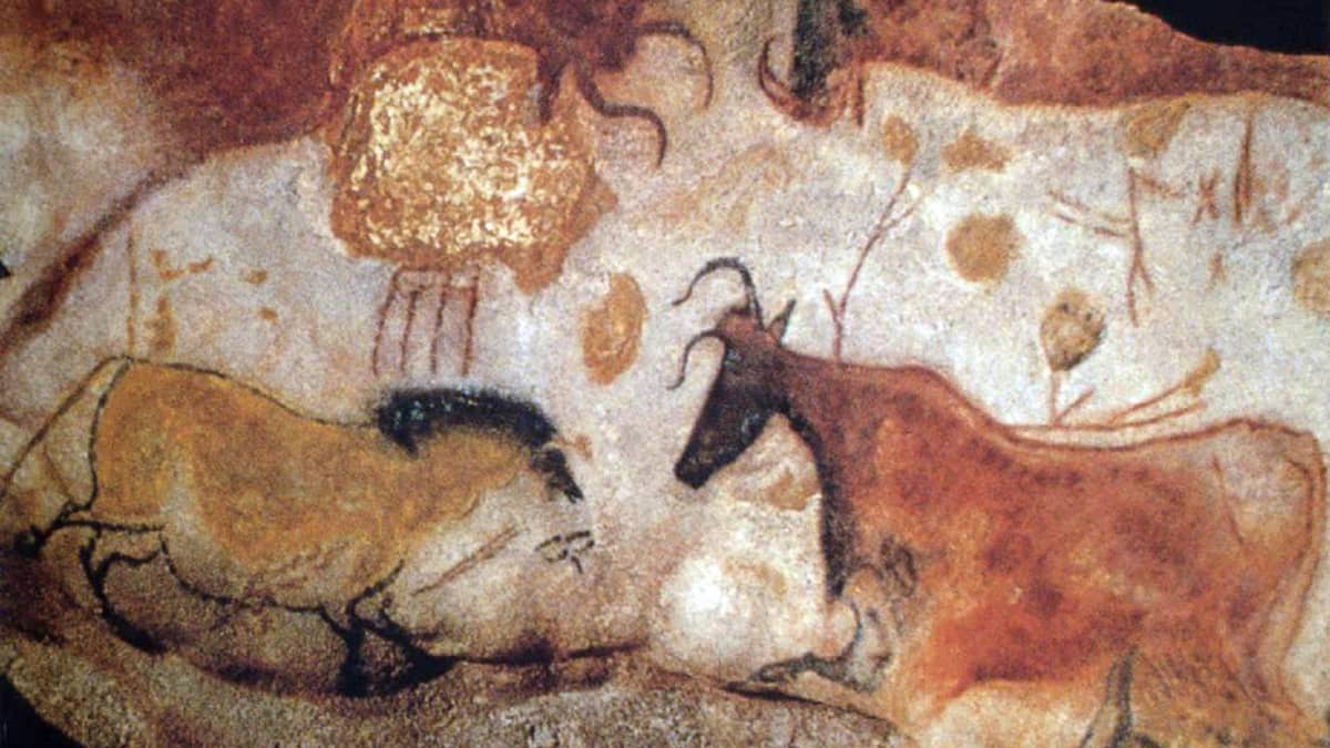 Kivikaudella eläneitä isoja nisäkkäitä maalattuina luonan seinään ja kattoon.