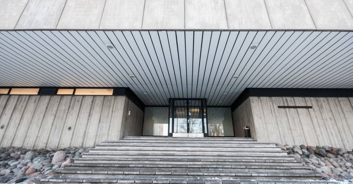 Käräjäoikeus tuomitsi lääkärin sakkoihin virkasalaisuuden rikkomisesta – hovioikeus vapautti syytteistä