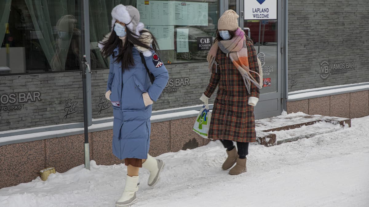 Kaksi kiinalaisturistia kävelee Rovakadulla