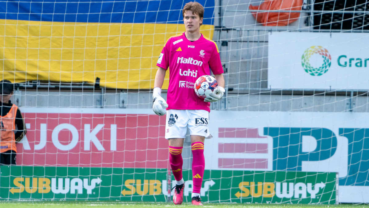FC Lahden maalivahti Anton Munukka pallon kanssa SJK-pelissä.