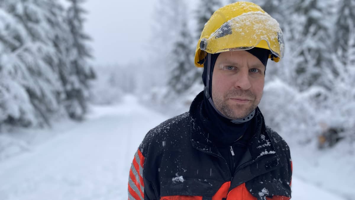 Kuljetusyrittäjä Tero Rämä lumisessa maisemassa.