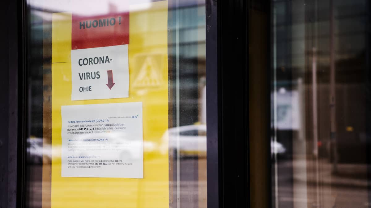 Helsingin Haartmanin sairaalan ikkunoissa on lappu, jossa pyydetään koronavirustartuntaa epäileviä soittamaan sairaalan ennen sisääntuloa.