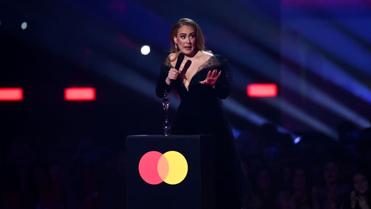 Brittilaulaja Adele voitti musiikkialan Brit Awards -gaalassa 8.2.2022 parhaan artistin, vuoden parhaan albumin sekä parhaan singlen palkinnot.