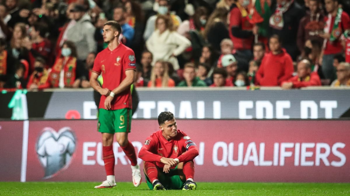 Cristiano Ronaldo istui pitkään nurmen pinnassa pettyneenä, kun MM-kisapaikka lipesi Serbialle.