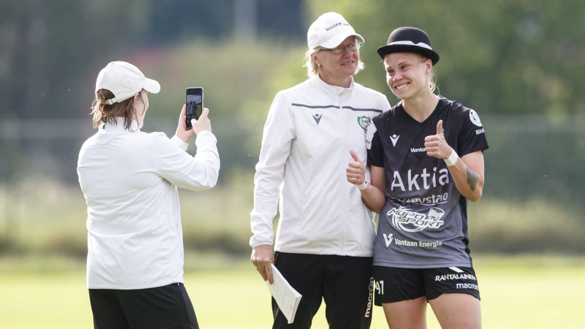 Tia Hälinen teki hattutempun JyPKia vastaan ja sai tästä palkinnoksi hatun päähänsä.