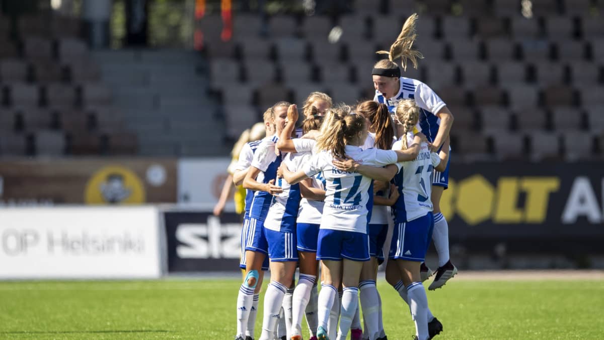 Hanna Ruohomaa hyppää ringin ylle tuulettamaan Essi Sainion maalia kaudella 2020.