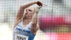Krista Tervo heittää moukaria Tokion olympialaisissa.