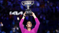 Rafael Nadal nostaa pokaalia.