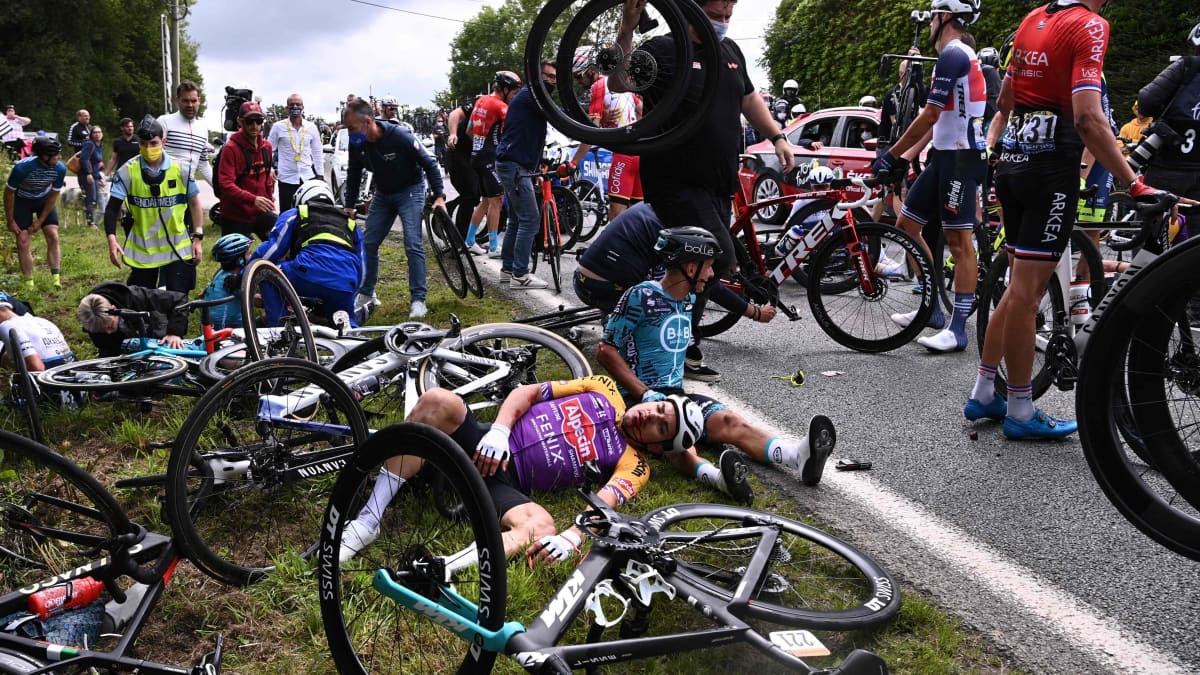 Pyöräilijöitä makaa tien vieressä Tour de Francen 2020 ensimmäisen etapin joukkokolarin jäljiltä.