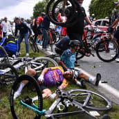 Pyöräilijöitä makaa tien vieressä Tour de Francen 2020 ensimmäisen etapin joukkokolarin jäljiltä.