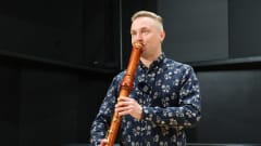 Muusikko Eero Saunamäki soittaa bassonokkahuilua.