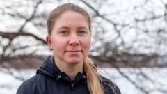 Sara-Elisa Ruokonen katsoo kameraan.