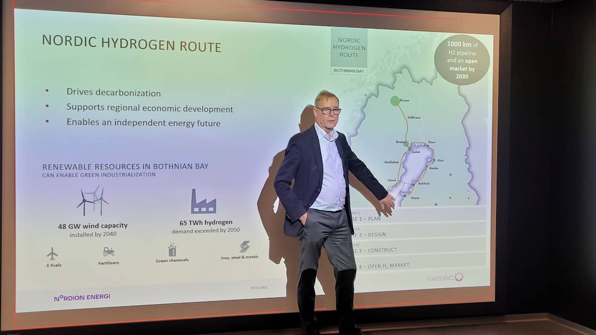 Flexensin toimitusjohtaja Berndt Schalin Kokkolan vetyvoimalan tiedotustilaisuudessa 15.11. 2022.
